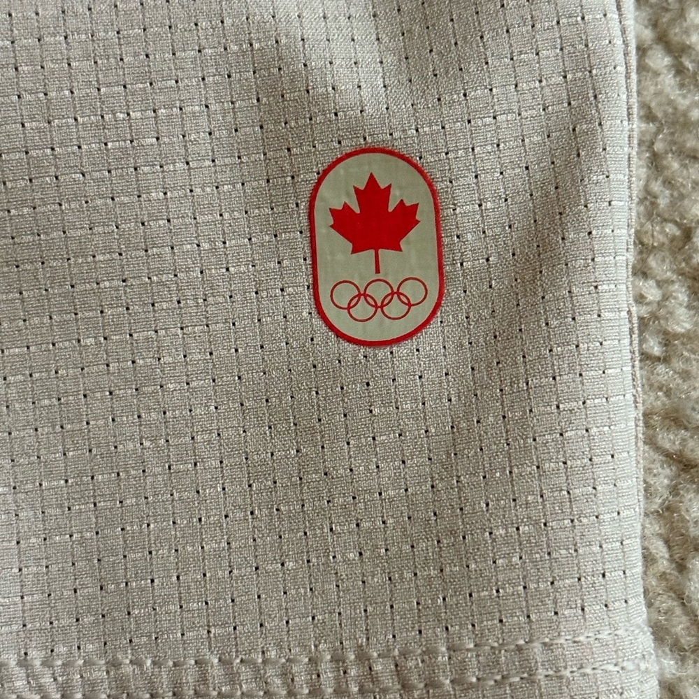 Team Canada lululemon Women's Beige WovenAir High-Rise shorts. 6 inch - Picture 4 of 6